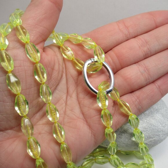 Uranium glass bead necklace - Picture 6 of 13